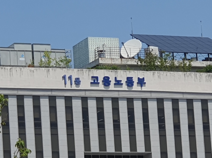 고용노동부, 반도체 생산시설 공사 현장,상시적인 주 52시간 위반에 대해 엄정 조치 기사 이미지