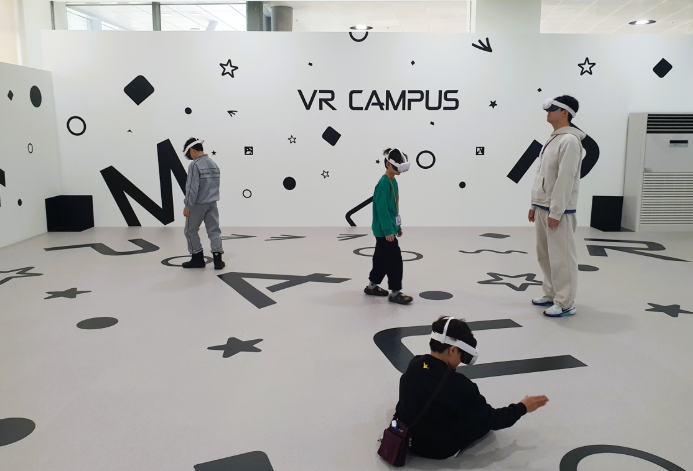 고용노동부 폴리텍대학, 'AI 반도체 8대 공정 체험존' 개관 기사 이미지