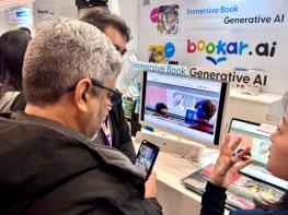 내 책장의 모든 책들이 살아 움직인다… 아티젠스페이스, BETT 2026에서 세계 최초 AI 기반 실감 도서 콘텐츠 생성 기술 ‘bookar.ai’ 공개 기사 이미지